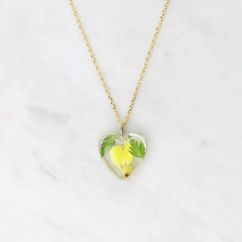 Bold Gemstone Chain Necklaces For Fashion Lovers-Botanical Mini Heart Necklace - Daisy April Birthday Month